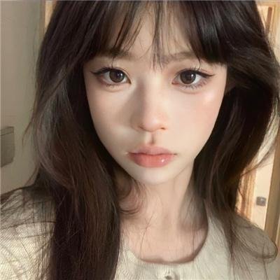 照片中的女孩